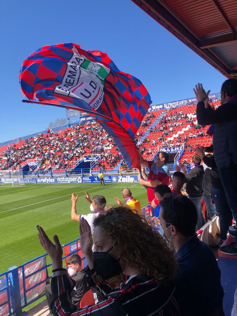 fanaticsazulgra's tweet photo. Orgulloso de nuestros jugadores, orgullosos de nuestra gente y MUY ORGULLOSOS de este señor que hasta que no ha roto el palo de la bandera no ha parado!!! QUE BONITO ES SER DEL @EXT_UD https://t.co/SO00Efx9fT