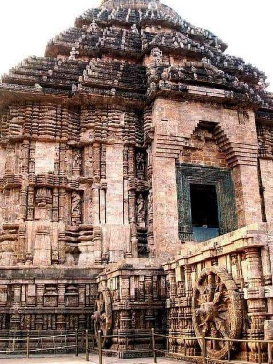 chorenu_'s tweet photo. जगन्नाथपुरी आदि के मंदिर...

कहा जाता हैं ये मंदिर पहले विमान हुआ करता था (विमान जो जमीन पर चल सके या पानी में तैर सके) जिनका उपयोग युद्वों आदि में किया जाता था, जिस पर राजा सवारी करता था। 

मालवा का पठार भी महाभारत के युद्ध में ऐसे अनेक विमानों के मलबे से निर्मित हैं लेकिन... https://t.co/QFJAVE38ok