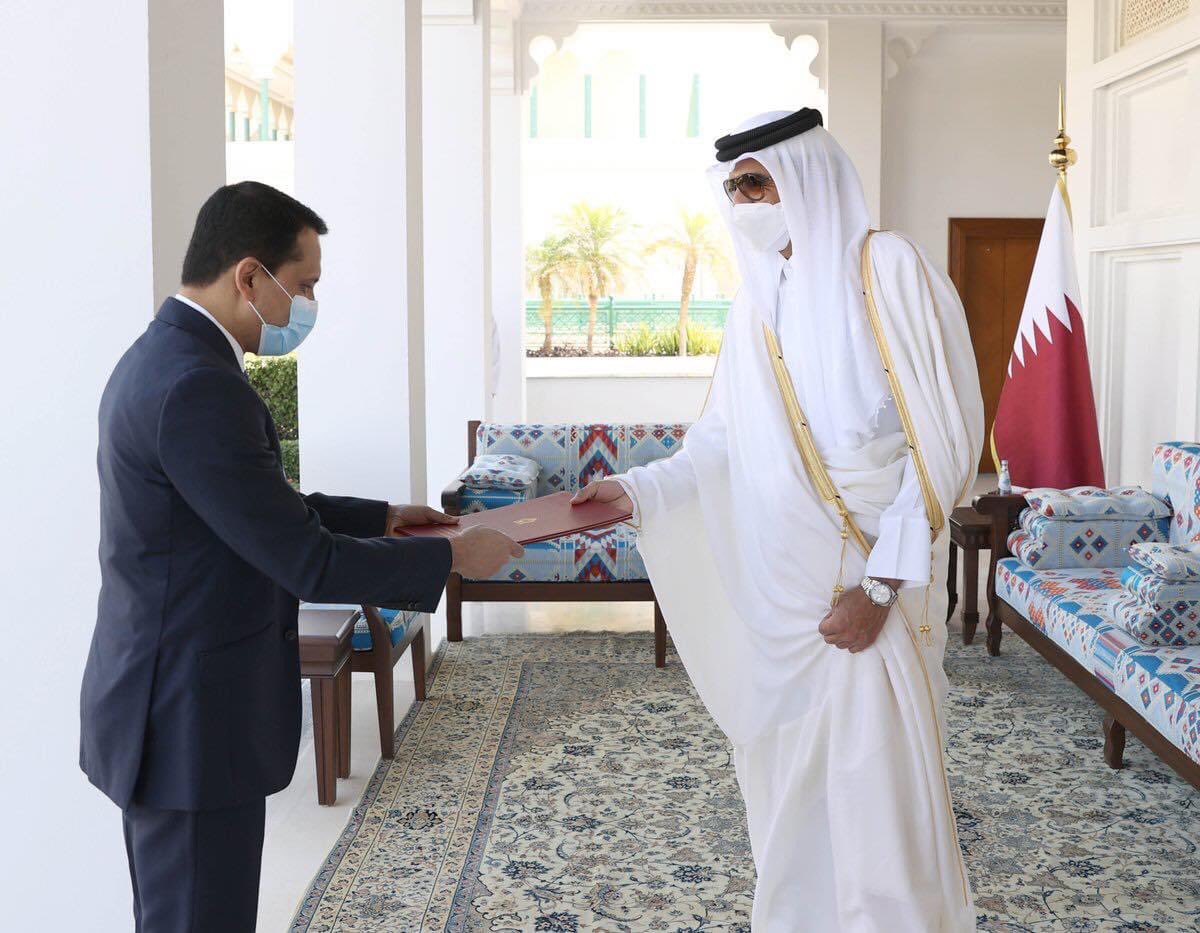 කටාර් රාජ්‍ය නායක ෂේයික් තමීම් බින් හමාද් අල් තානි මහතා විසින් කටාර් රාජ්‍යයට ශ්‍රී ලංකා ප්‍රජාතන්ත්‍රවාදී සමාජවාදී ජනරජයේ තානාපති ලෙස මොහොමඩ් මෆාස් මොහිදීන් මහතාගේ අක්තපත්‍රය ලබාගත් අවස්ථාව #QNA #MoFA