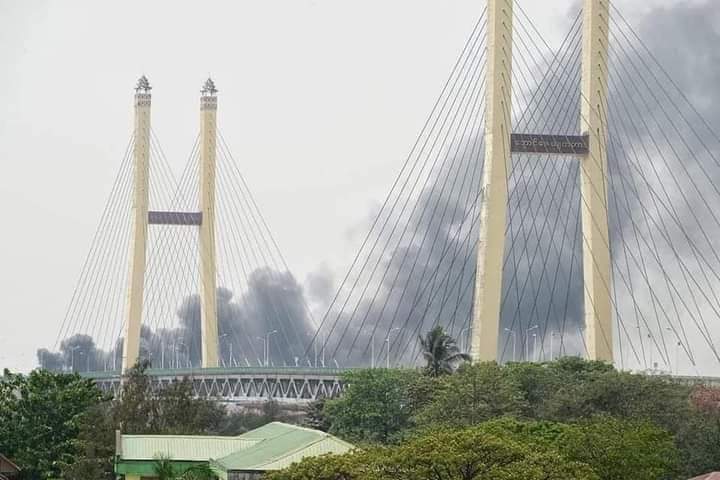 MoeyayS's tweet photo. Police and soldiers, members of the coup junta, are reportedly setting fire to parts of Rangoon, Burma.
#InMyanmar https://t.co/lt0K3ZTEE5