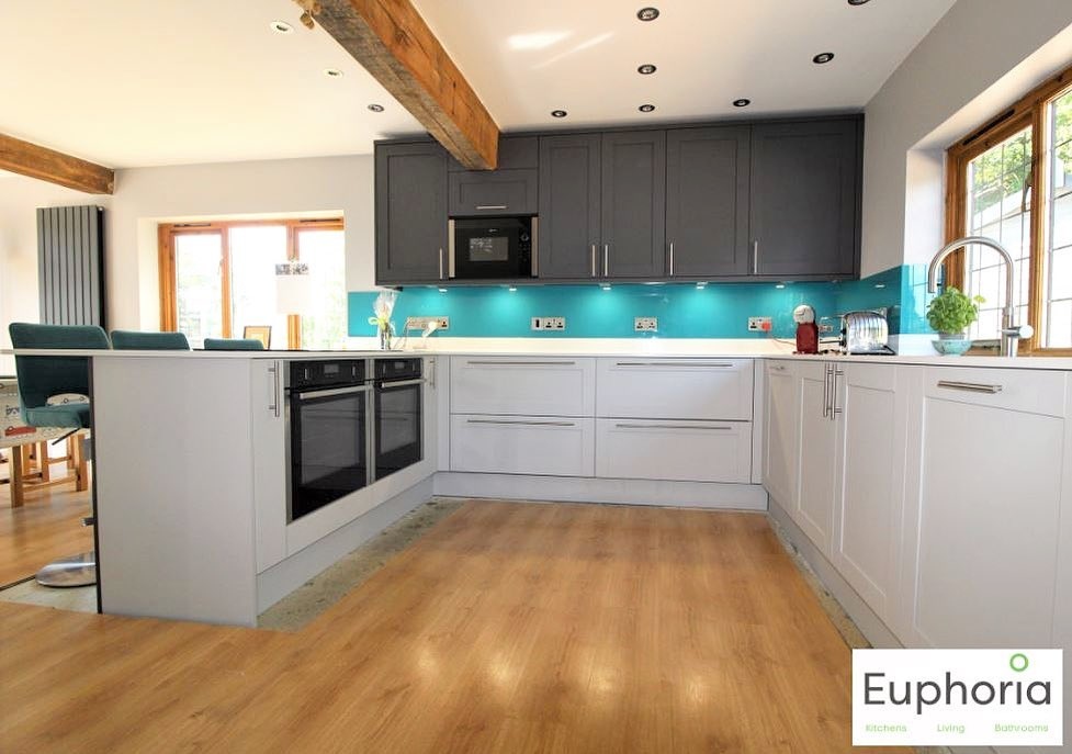 O my! We just LOVE this colour pop! 🤩⁠ ⁠ This is a project completed by the wonderful Euphoria Kitchens featuring our Teal glass. ⁠ ⁠ #kitchengoals #kitcheninspo #colourpop #colourfulkitchen #tealkitchen #glasssplashback #glasssupplier #tealglass #kitchenideas ⁠