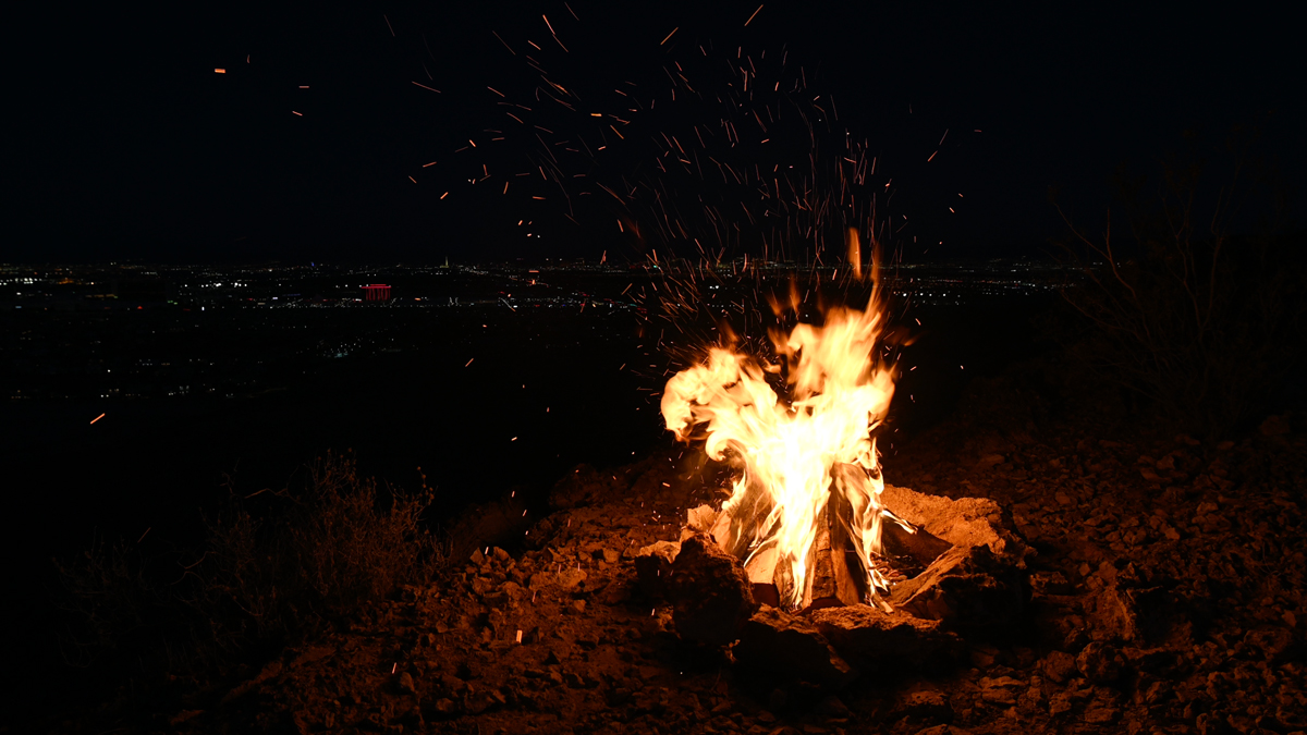 This is something you don't see everyday. A campfire with Las Vegas night lights as a backdrop. But the city is surrounded by mountains, and I found a good spot with spectacular views.

🔥 VIDEO OF THE EVENT:
youtu.be/eO50sXk5b3A

#campfire #fireplace #camping #bushcraft