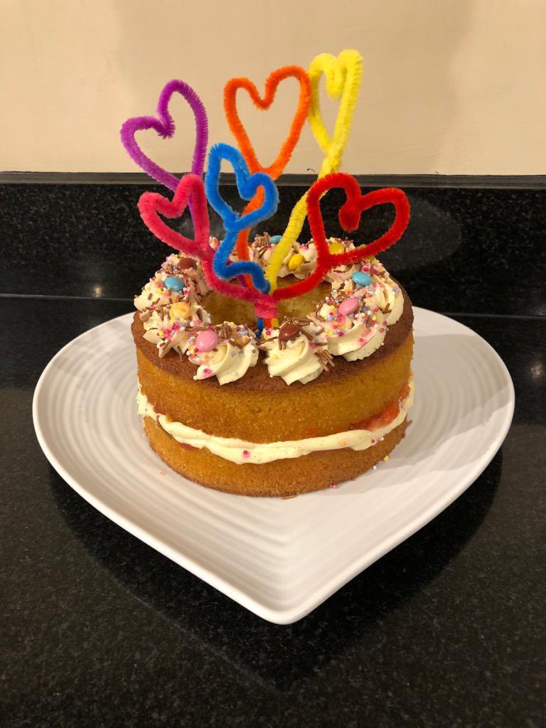 KensingtonRoyal's tweet image. Celebrating two other special mothers today ❤️

🎂 made by George, Charlotte and Louis