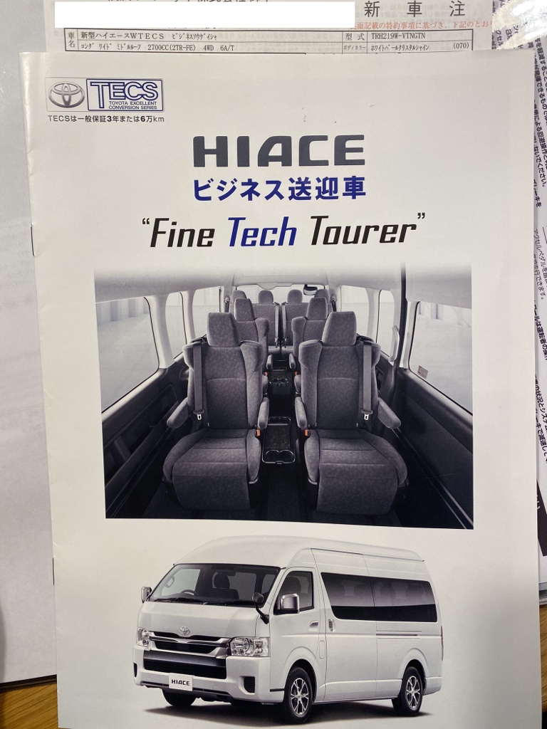 ５３ 運動席は軽トラと変わらない シートでした ブーツのインソール同様 変更前提なのだと思います 3 4列目は空気椅子に換装 ベッドキット入れて実質4人乗りにします ハイエース は割高ですが 3ナンバーディーゼル4wdで荷物が積める車は日本で正規販売