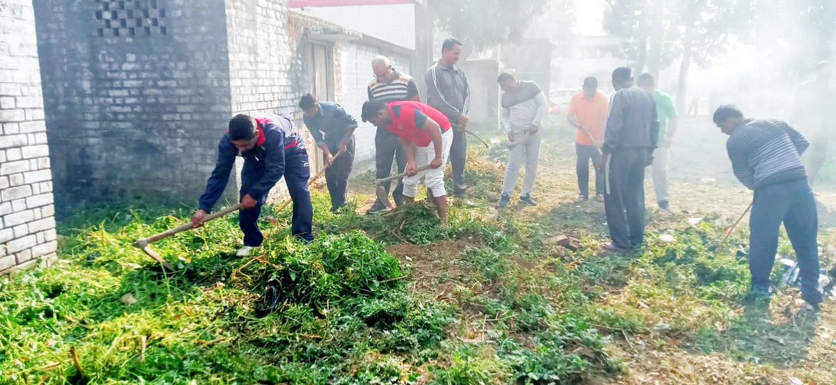 DIGDevipatan's tweet photo. स्वच्छता किसी व्यक्ति विशेष के लिए नही, बल्कि हर व्यक्ति का मूलकर्म होना चाहिए। #सराहनीय_कार्य_थाना_मनकापुर_पुलिस 👌👌👌
#Good_initiative of @gondapolice
#थाना_मनकापुर @Uppolice
@dgpup @AdgGkr @CMOfficeUP @UPGovt @myogioffice @myogiadityanath https://t.co/TWN5pL9S9s