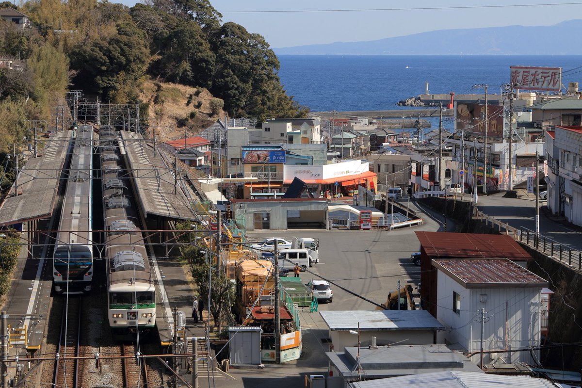 train_185's tweet photo. 海が見える駅での新旧交代

観光駅のはずなのに駅出てすぐの光景がパチンコ屋ってのもどうかと思いますが、

2021.2.7

#185系おもいで館
#メモリアル185 https://t.co/BOwqeKwiN2