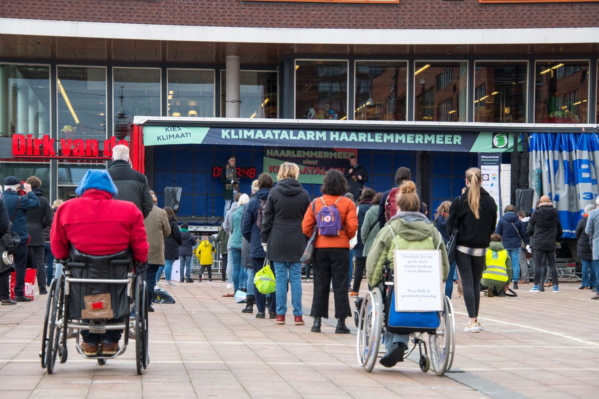 Klimaatalarm op het Burgemeester van Stamplein... rond de 100 mensen. #haarlemmermeer #hoofddorp