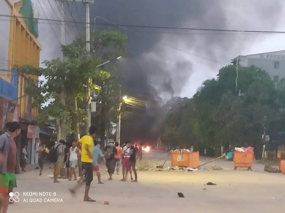 Tiffanythyer's tweet photo. Today Myanmar Military junta set fire the streets and some industries including China industries in Yangon. they even shot civilians who are trying to extinguish the fire they set.
#WhatsHappeningInMyanmar #Mar14Coup https://t.co/A6K2tDJoal