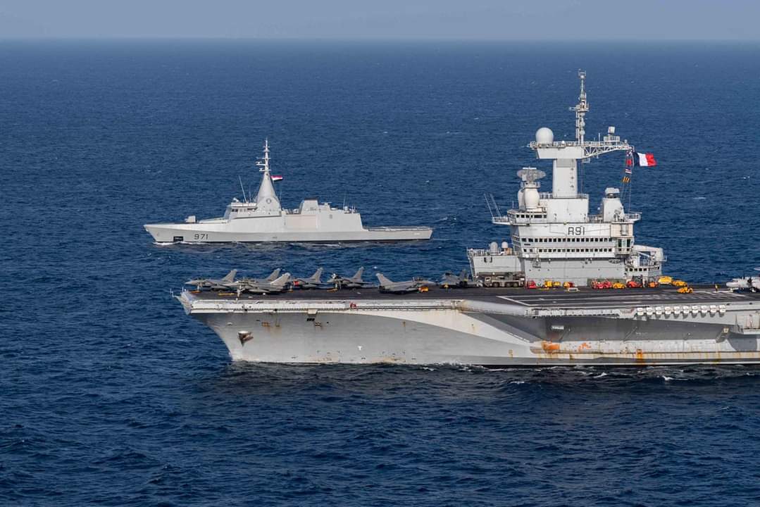 As part of the French Navy #CLEMENCEAU_21 Operation.

Charles de gaulle aircraft carrier and It's Strike Group conducted a PASSEX with the Egyptian Navy Al-Fateh 971 Gowind class corvette in the Red Sea.