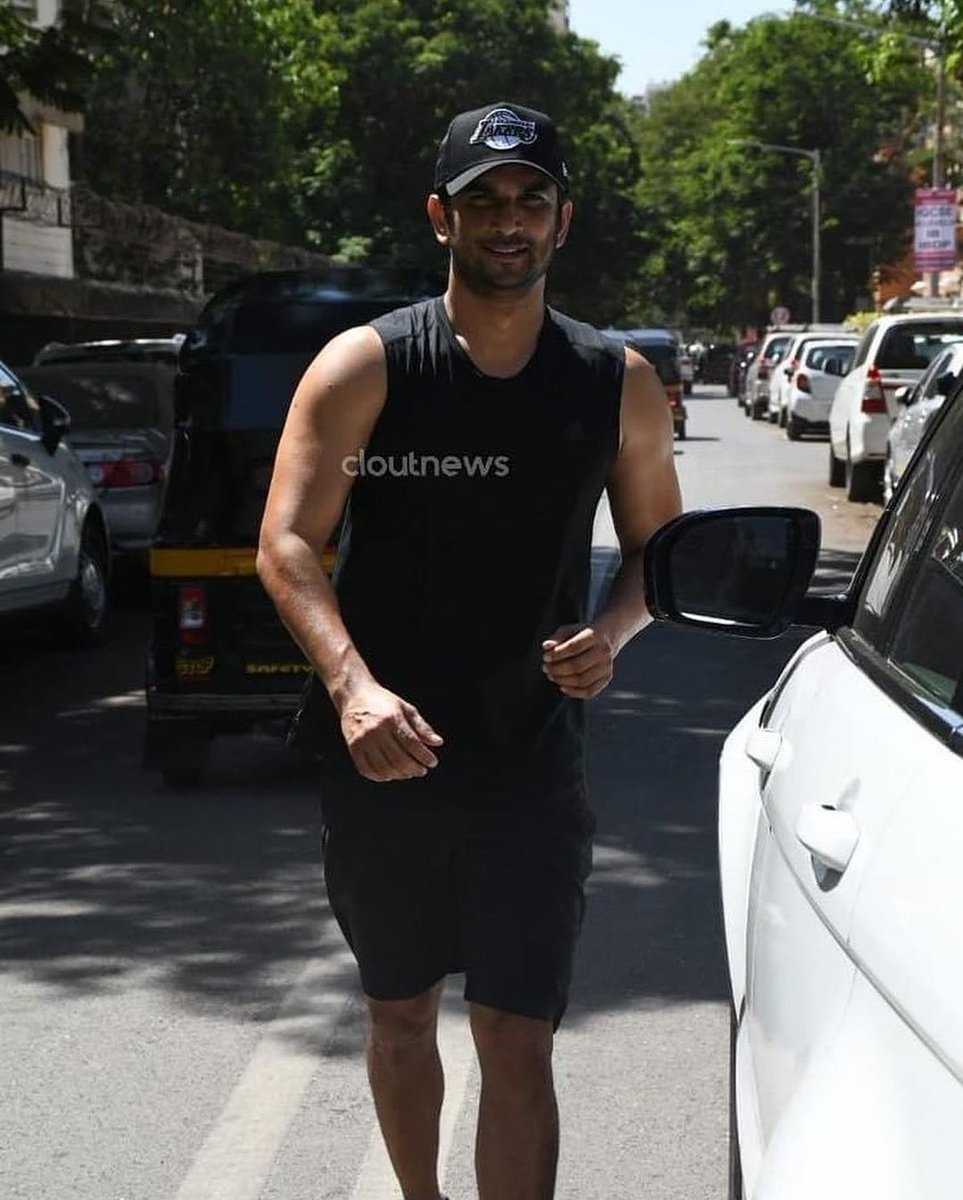 prankya's tweet image. These pictures are of the same day of last year 14.03.2020, when Sushant was photographed on the Streets of Mumbai

No one ever thought, that this Star would vanish from our lives forever

Nation stands united for Justice for their SUPERSTAR SUSHANT ✨ 

9 Months Fighting 4 SSR