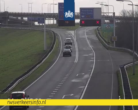De Utrechtsebaan (#A12) naar Den Haag is dicht vanaf knp. Prins Clausplein. Ook voor verkeer vanaf de #A4. Wil je toch naar Den Haag? Doe dat dan via de #N14, Leidschendam.