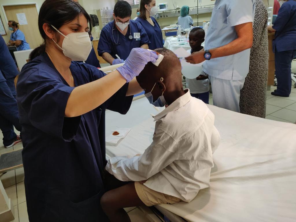 El equipo de apoyo de Israel sigue con su labor de atender a los afectados por la #ExplosiónBata en los hospitales de #Bata. <a href="/GuineaSalud/">Guinea Salud</a> <a href="/MitohaOndo/">Mitoha Ondo'o Ayekaba</a> <a href="/La_Vice_Press/">La Vicepresidencia</a> <a href="/MCooperacion/">Ministerio de Asuntos Exteriores, R. G. E.</a> <a href="/EmbajadorSimeon/">Simeón Oyono Esono Angue</a>