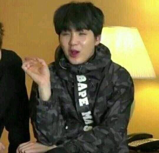 zugarkook's tweet photo. UNA ARMY DIJO QUE COMO SON 30 SEGUNDOS SOLAMENTE PARA EL DISCURSO, YOONGI DEBERÍA RAPEARLO JAJAJAJAJAJA 

 #LightItUpBTS @BTS_twt https://t.co/4AglurgKOe