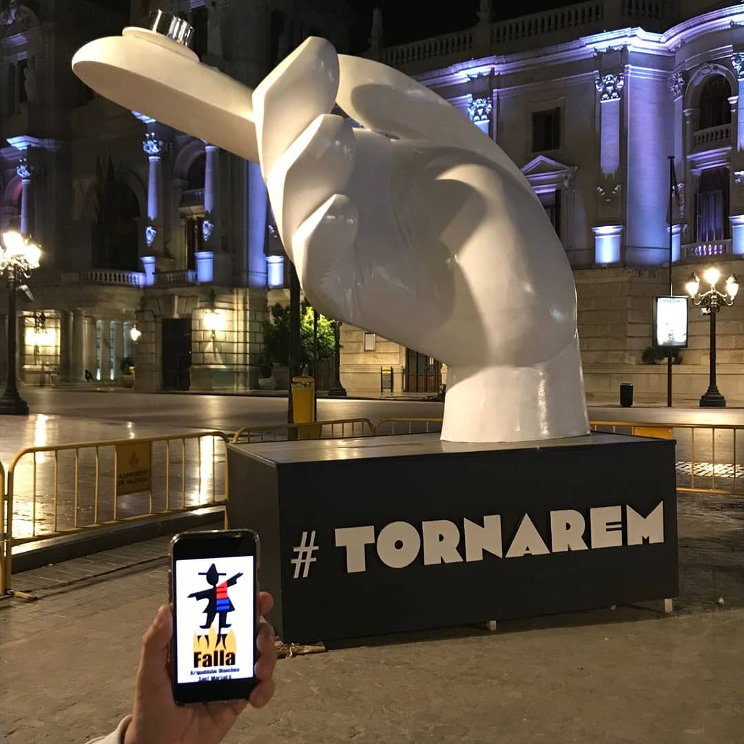 fallasanmarceli's tweet photo. Somos una comisión muy activa y eso hace que todo sea más fácil 🙌🏼

Fran @sck_0.1 nos envía esta foto tan chula visitando el pevetero ubicado en la Plaza del Ayuntamiento ✔️

#a100 #falles21 #fallesvirtuals #fallasvirtuales #falles21enlinea #llargavidaalesfalles https://t.co/yueMJCKRCo