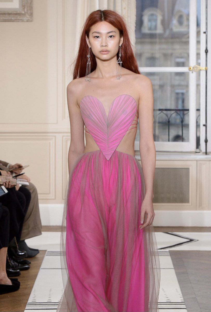 ANGEL4PRADA's tweet photo. hoyeon jung for schiaparelli ss18 couture https://t.co/51nV3Ph3qi