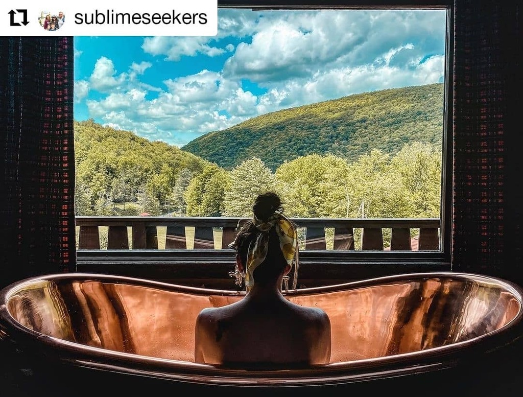 LuxuryTubs's tweet photo. Soothing Sunday Soak.
#tubwithaview
#Repost @sublimeseekers
• • • • • •
Urban Cowboy Lodge
about this tub and that view....
.
.
.
.
.
.
#lodge #mountains #catskills #newyork #ny #upstateny #upstate #bathtub #tubtime #bath #thatview #window #bluesky #relax #explore #adv… https://t.co/1rcyQcJIuK