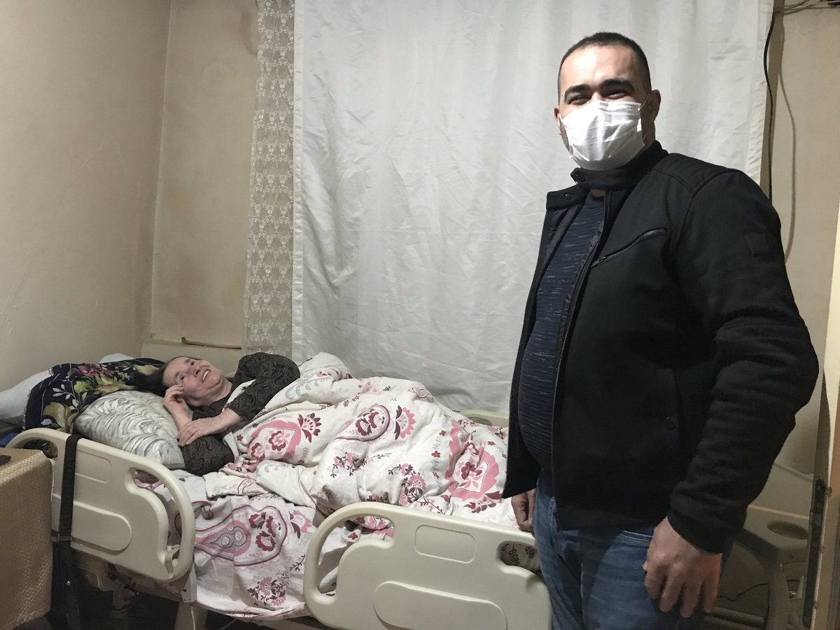 Şükrüye teyzemizi Rahat etmesi için. isteğini yerine getirdikçok şükür. 
Bizi görmese bile  gülümsemesi herşeye yeter. ALLAH Razı olsun bol bol  dua etti hepinize ☺️