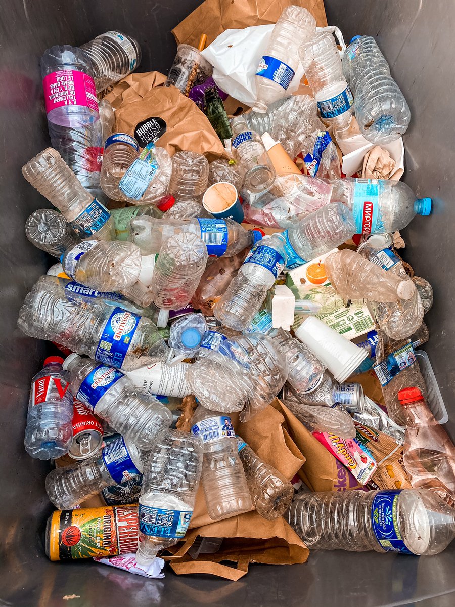 PZeroPlastique's tweet photo. [CLEANWALK #2] 🤗🚮🌍
Cet après-midi à Paris, nous avons longé l’avenue Daumesnil jusqu’à la Porte Dorée ! 
Podium des déchets : 
🥇Les masques jetables
🥈Les bouteilles de Cristaline
🥉Les canettes Coca-Cola
Environ 350 litres ramassés en une heure seulement ! https://t.co/unIGuiJcu1