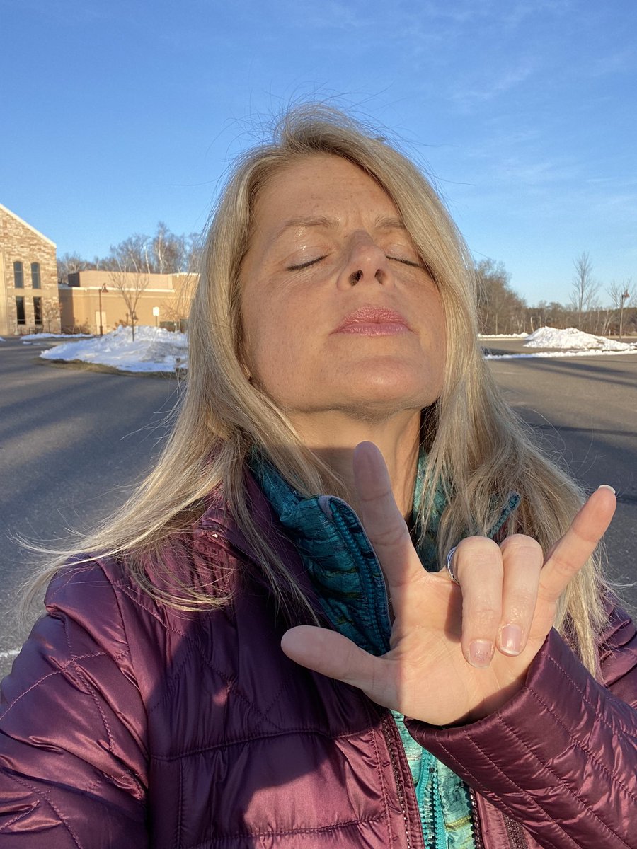 jenniferlpguru's tweet photo. Blue sky and ☀️ rays shining down in a magenta 🌎 !! Send the 🤟🏻 + 💗 = Powerful Love! #sundayvibes #sunshinegirl #magentaworld https://t.co/cBuIl6z7Ac