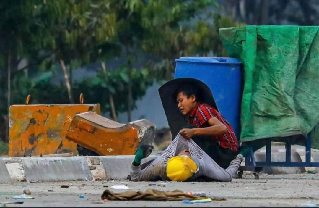 KhinYuYuLwin2's tweet photo. ဘယ်အချိန်ထိပြည်သူတွေသေတာကြည့်နေရဦးမှာလဲ😭
#March14Coup 
#WhatsHappeningInMyanmar https://t.co/2tA2aM4Ysc