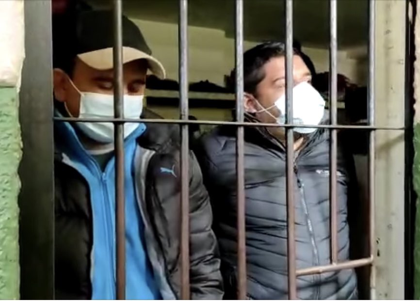 Detienen de forma abusiva y ante los ojos de todos los bolivianos acomodan las acusaciones para cumplir las instrucciones del que renunció y huyó... Donde está el Presidente y el Vice?... dejen de ser tontos útiles están desconociendo su propia legitimidad..#NoFueGolpeFueFraude