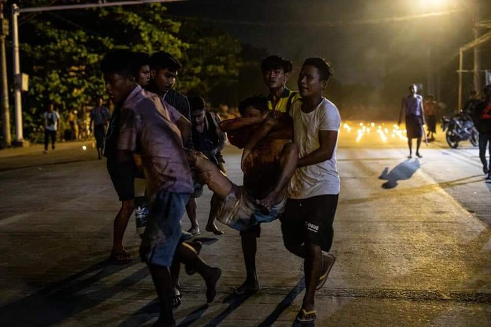 MayMonThant1's tweet photo. Tw // trigger

The Night Strike in North Dagon was cracked down by Myanmar Military Terrorists with live ammunition tonight!It is said that one resident got shot with live bullets and prounced dead!Many other residents got shot too!
#WhatsHappeningInMyanmar
#Mar14Coup
#OpCCP https://t.co/ssD7FHGaN3