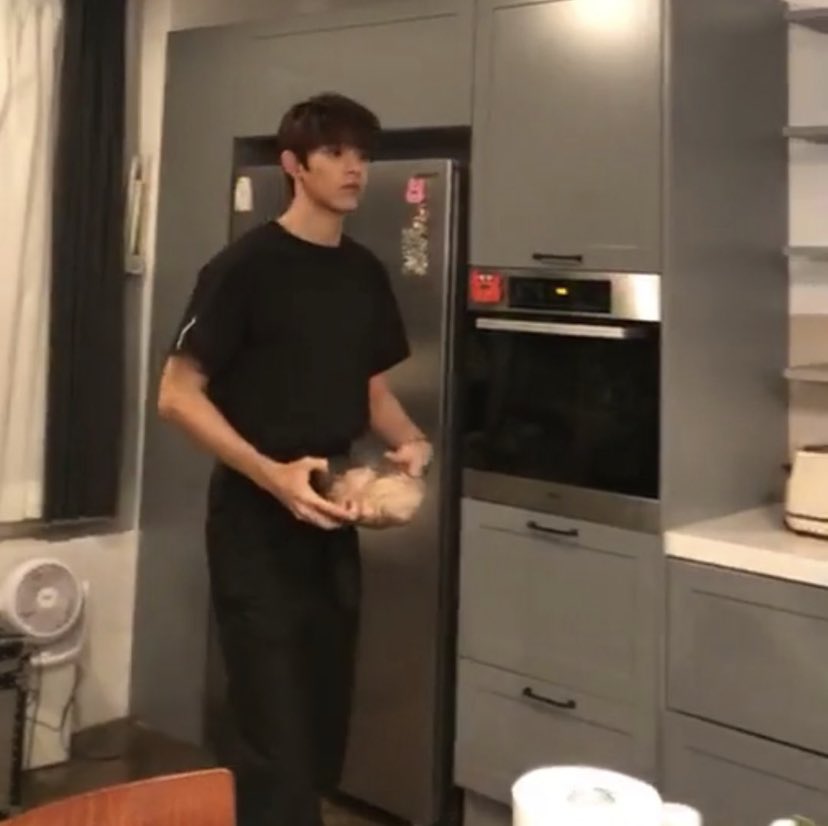 กูเห็นลูคัสสูงกว่าตู้เย็น กุดีใจกว่าลูคัสเป็นลูกครึ่งไทยซะอีก