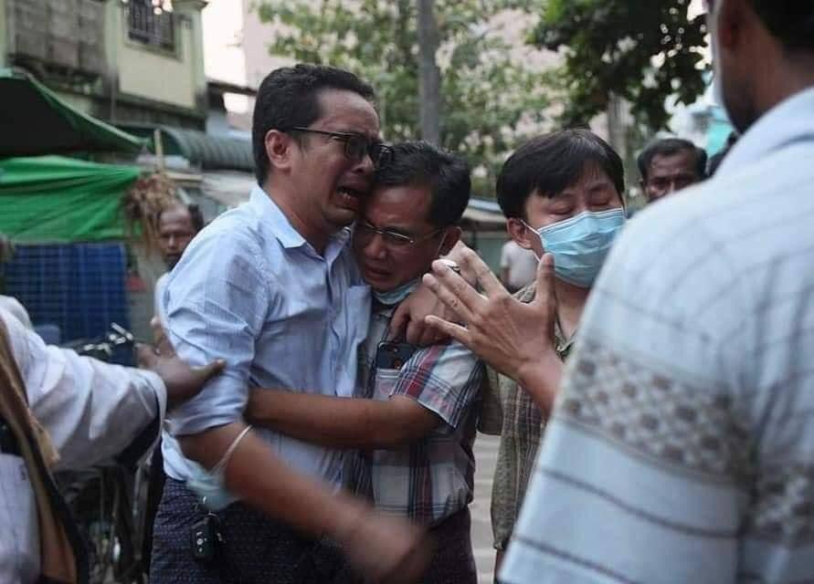 Even the doctor and medical staff are crying miserably when the protester passed away on their hands. 
Another one just died while he was being treated for his gunshots injuries in #Thingangyun, Yangon.

LOCOMOTIVE XYZ 

#WhatsHappeningInMyanmar #Mar14Coup