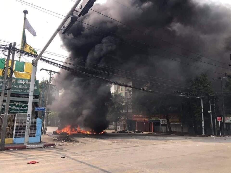 SeintSandi's tweet photo. Innsein, PaukTawWa: Terrorists polices/soliders purposely set fire to barricades built up by protestors. #WhatsHappeningInMyanmar #Mar14Coup https://t.co/pOjW7aOR2Y https://t.co/1WF2xicIJe
