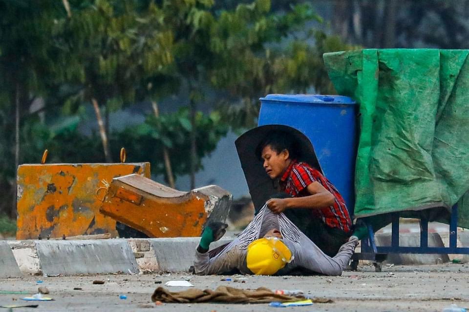 A protester holds onto the shirt of a fallen comrade, during a crackdown by security forces on demonstrations against the military coup, in #HlaingTharyar township in #Yangon on March 14, 2021. Photo: AFP
#WhatsHappeningInMyanmarNow 
#WhatsHappeninglnMyanmar