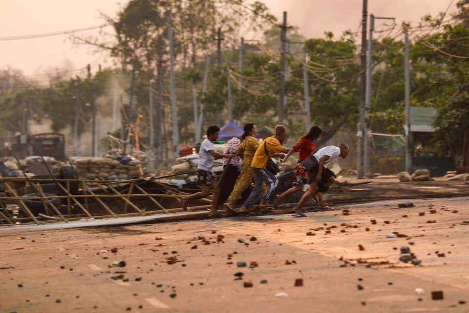 hannayuri_twt's tweet photo. This is not cracking down on strikes ...
This is pro-democracy civilians are being genocidal.‼️

@UN @POTUS @USEmbassyBurma 

#WhatsHappeningInMyanmar #Mar14Coup https://t.co/FtAIxZ7vpg