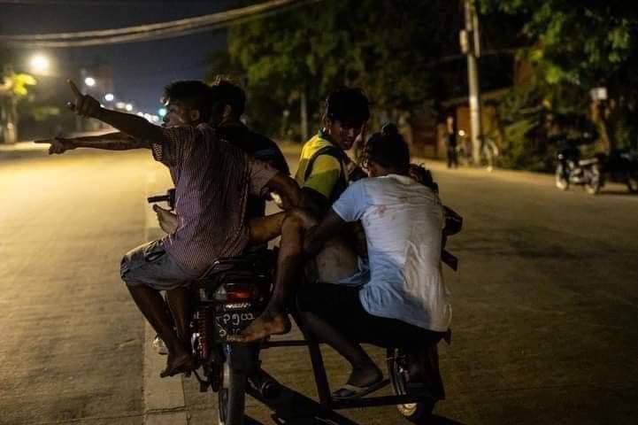 Byun_Sori6104's tweet photo. Tw // gunshot 

The military terrorists shot the innocent civilians with live bullets in North Dagon and at least 3 people were shot!!! Also there were death cases!!!

LOCOMOTIVE XYZ
#WhatsHappeningInMyanmar
#Mar14Coup https://t.co/bcSm0niP7t