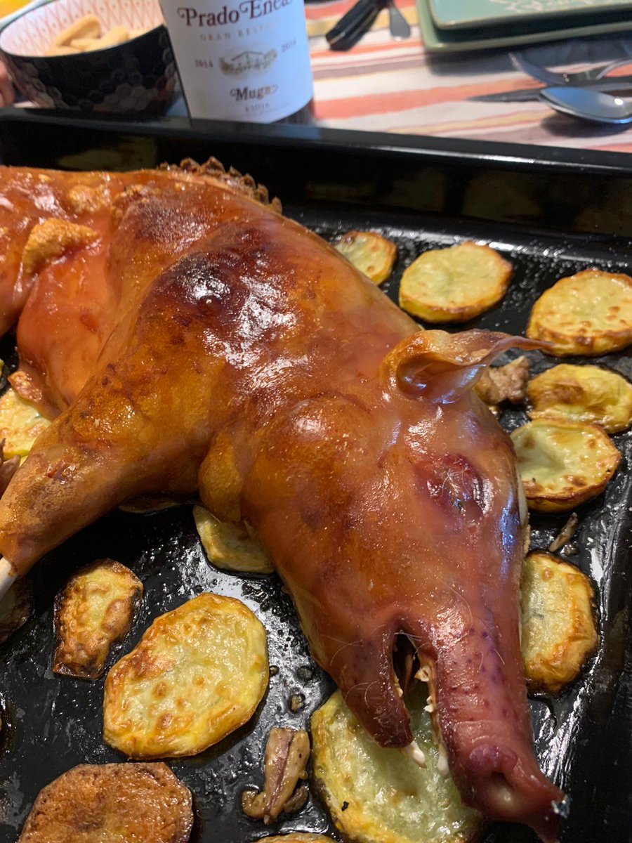 JelineKelinej's tweet image. Hace un año y hoy...y en ambas con lo que más quiero y estoy, estamos y tenemos salud que es lo único que importa...me alegra volver a lo urgente. Para todo lo demás mucho respeto y cariño. 
#FelizCumpleañosTodoElRato
#BitABit
Ojalá la vida fuera un dupleS de cerdos.