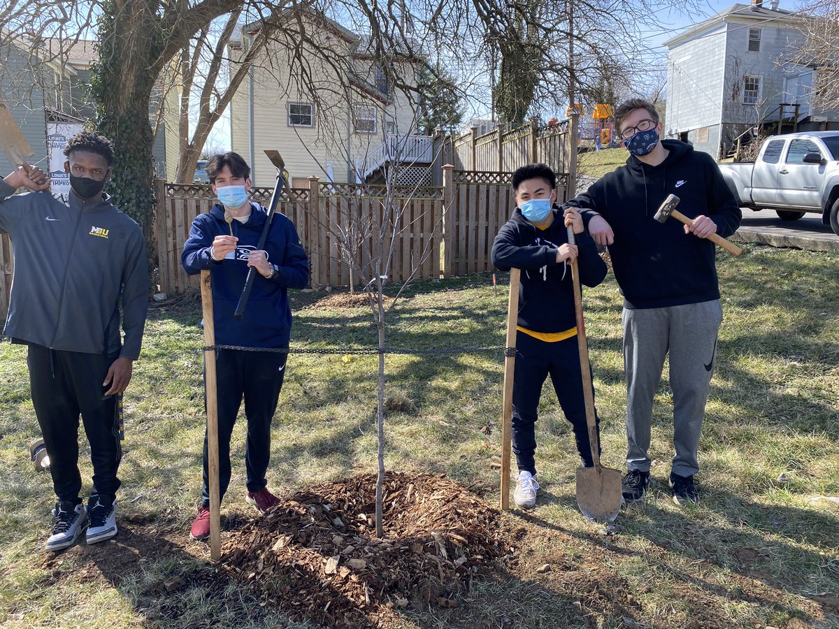 LFcoachGriggs's tweet image. Up early on a Sunday doing a little landscaping with the squad. It was great to work with @SAWHfH and @shenandoahgreen to help make a small, positive impact in our local community. @FightingMbu  #legacytree #goingtobesoretomorrow