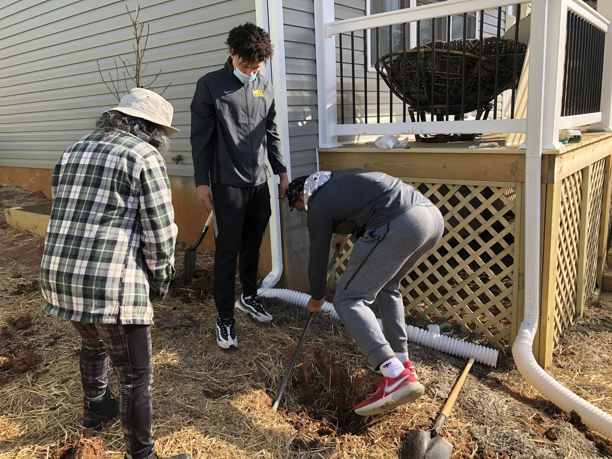 LFcoachGriggs's tweet image. Up early on a Sunday doing a little landscaping with the squad. It was great to work with @SAWHfH and @shenandoahgreen to help make a small, positive impact in our local community. @FightingMbu  #legacytree #goingtobesoretomorrow