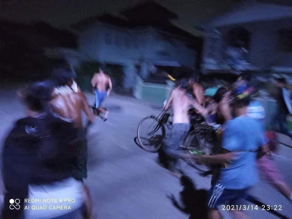 shoonni181's tweet photo. At Pathein, one who’s guarding the township was shot in the head. We still don’t know his situation!
LOCOMOTIVE XYZ
#WhatsHappeningInMyanmar
#Mar14Coup https://t.co/cZLh74iWqv https://t.co/97AFsAAEWs