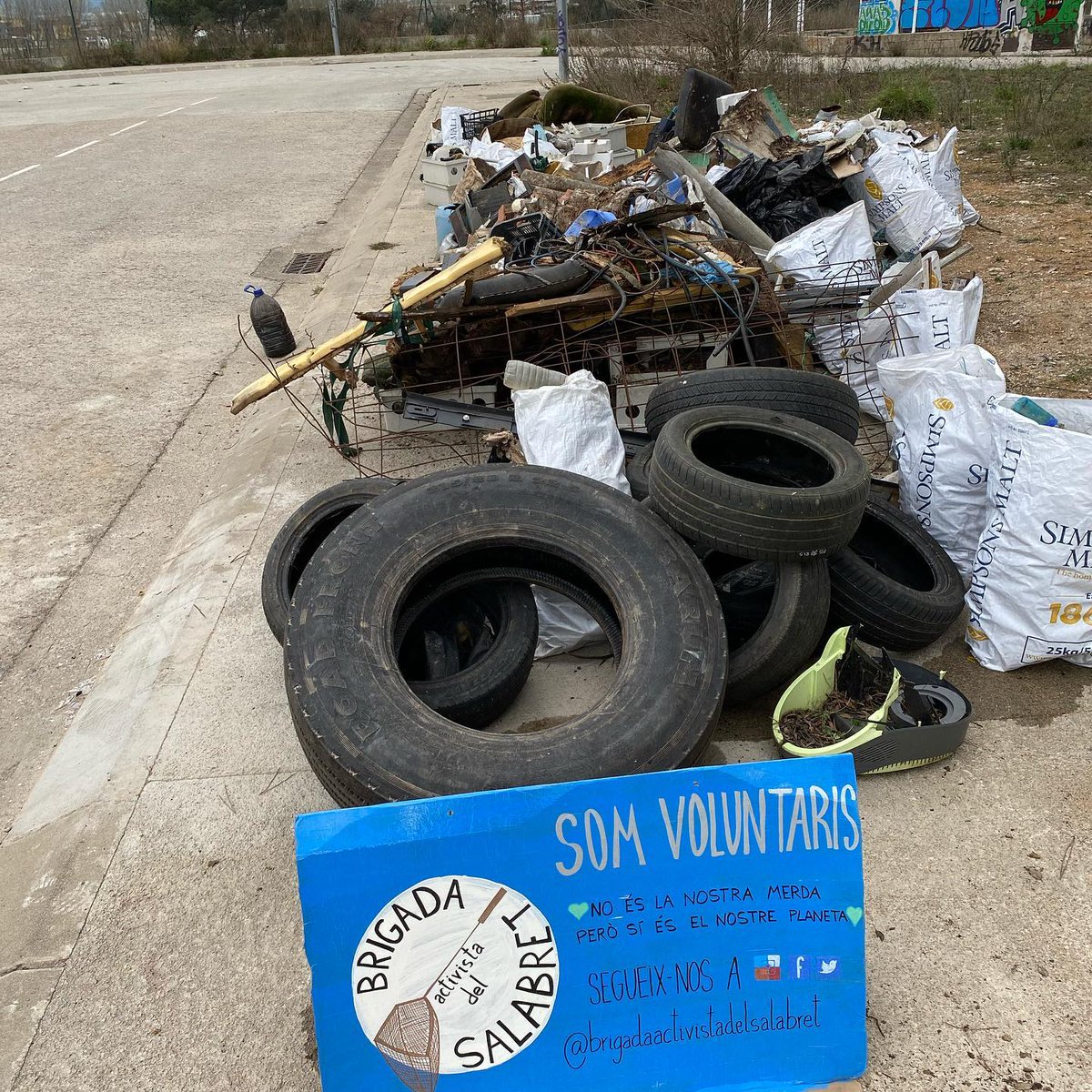 BrigadaSalabret's tweet photo. Avui hem anat a Fornells de la Selva:
12 voluntaris/es
90 minuts
Hem tret de tot:
ferros, neumatics, poriespan per avorrir, cables,
un sac d’ampolles de vidre.
Crec que hi havia un cotxe senser desmantellar, etc, etc.

Agraïm a cerveses Whym i a cerveses Soma els sacs!!! https://t.co/vd7gpj99JQ