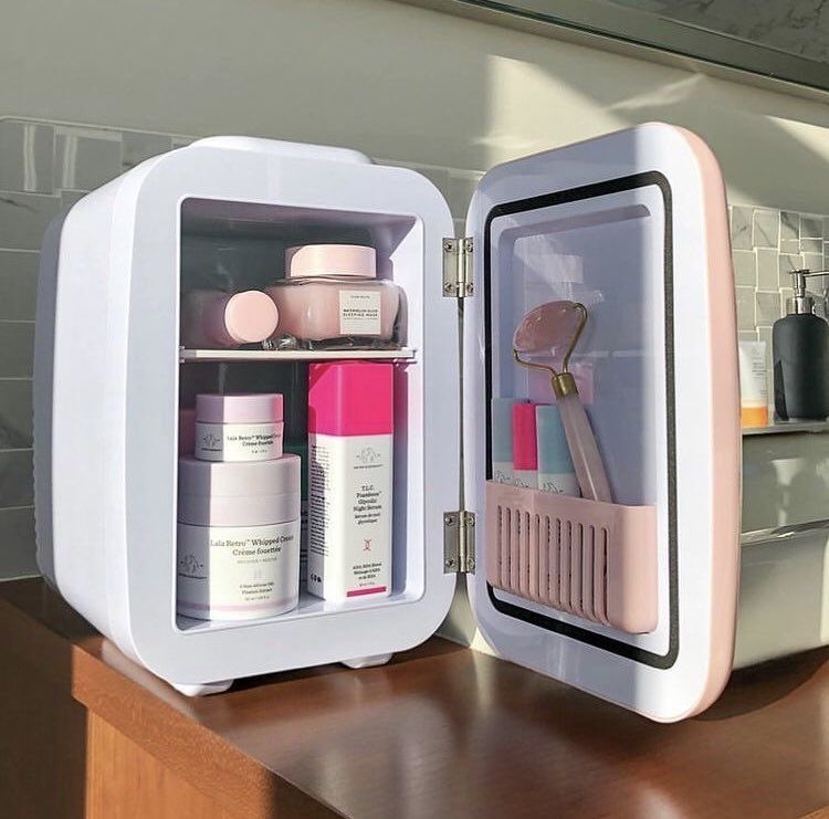 sasouumk's tweet photo. Et dans mes envies de dépenses inutiles aujourd’hui, on a le frigo pour mes produits de beauté. Je veux littéralement acheter un frigo pour mes crèmes. 0 vannes https://t.co/A1BPZcfO3F