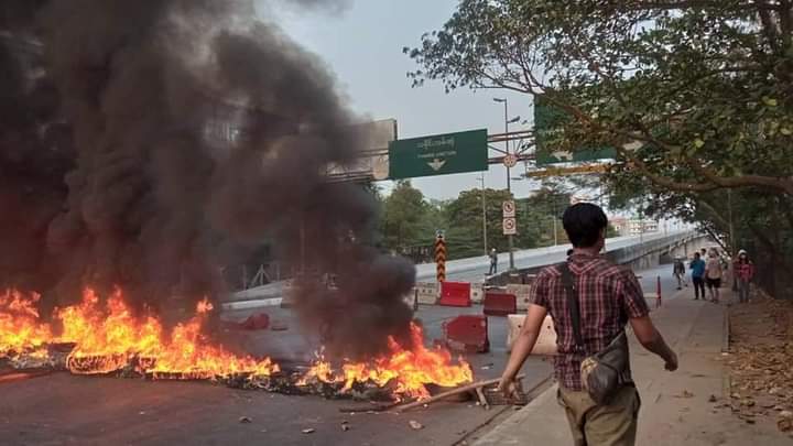 loon2262005's tweet photo. Myanmar Military Terrorists buring the barricades set up by residents from MaYanGon Township this evening to stop the residents from going to help the trapped protesters and residents from Hlaing Thar Yar!
#WhatsHappeningInMyanmar
#Mar14Coup https://t.co/xJkWmHw8TN