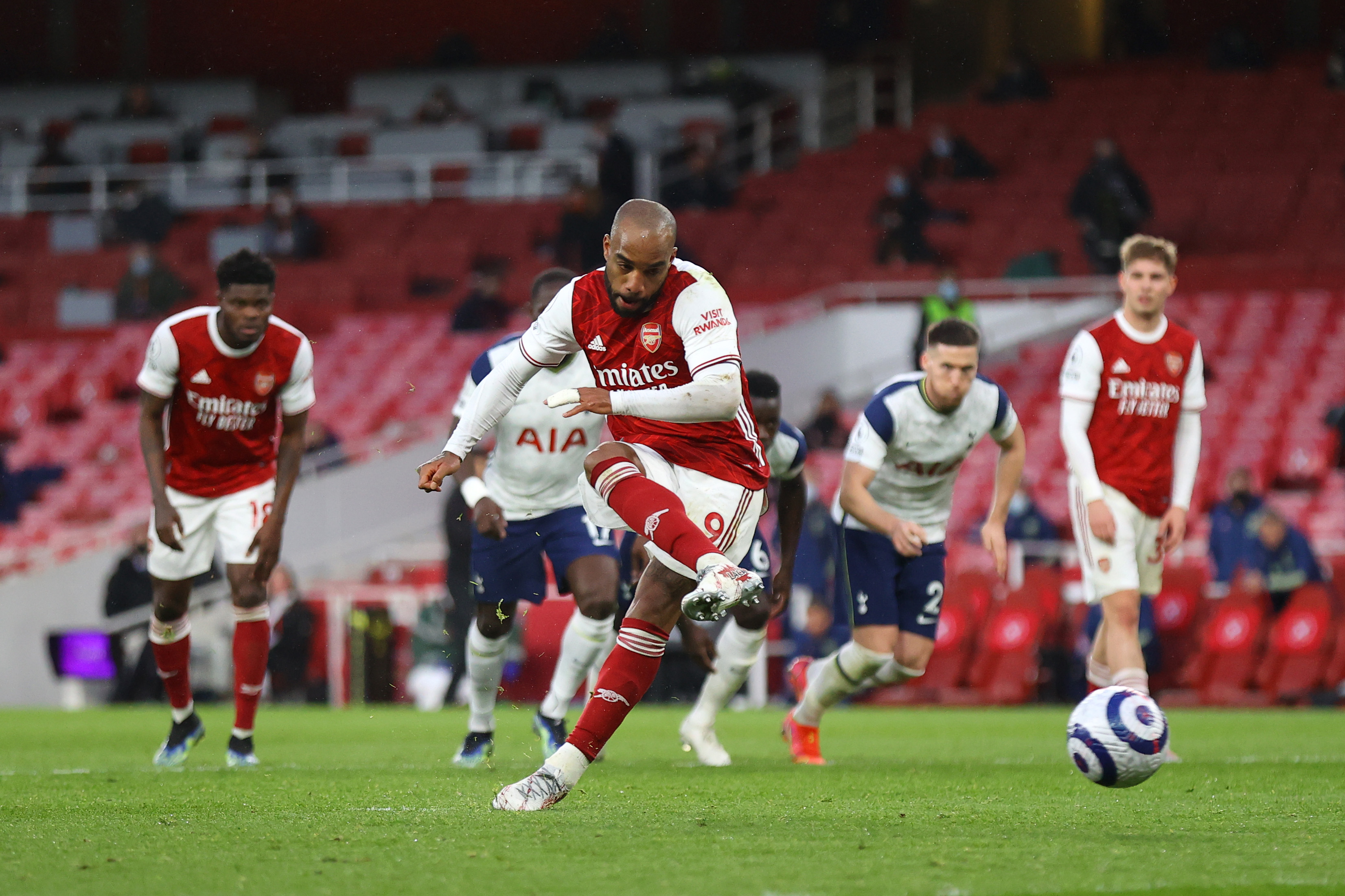 Alex Lacazette scores from the spot