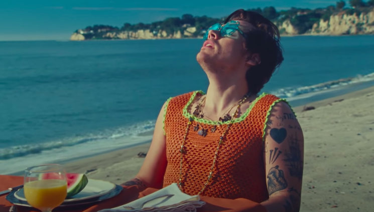 enews's tweet photo. This #Grammys post is dedicated to Harry Styles' neck. March 14th, 2021. (📷: Youtube) https://t.co/bswnl5IpGY