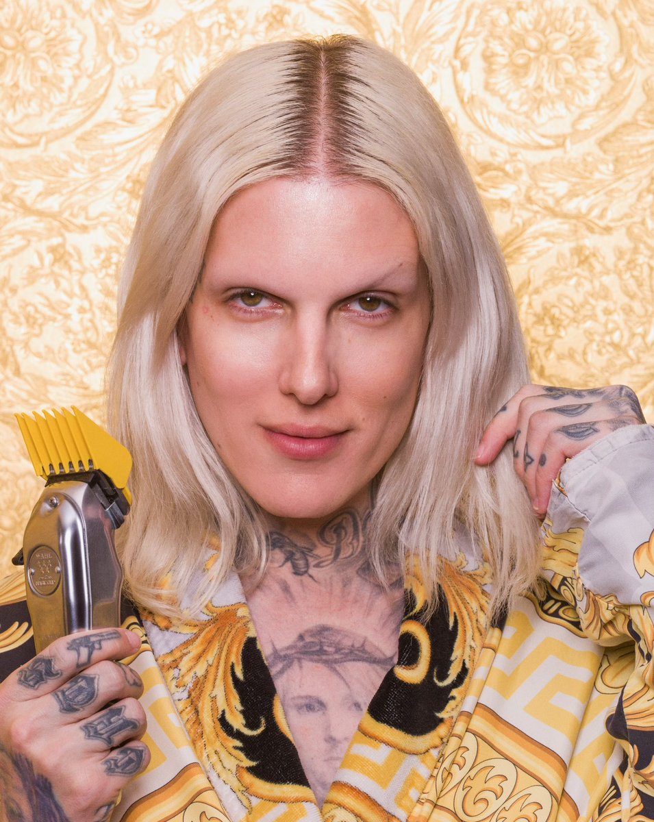 JeffreeStar's tweet photo. Hi... The new STAR ERA has just been activated. ⭐️💖 How are ya? 🪞 https://t.co/QAix2aIuFb