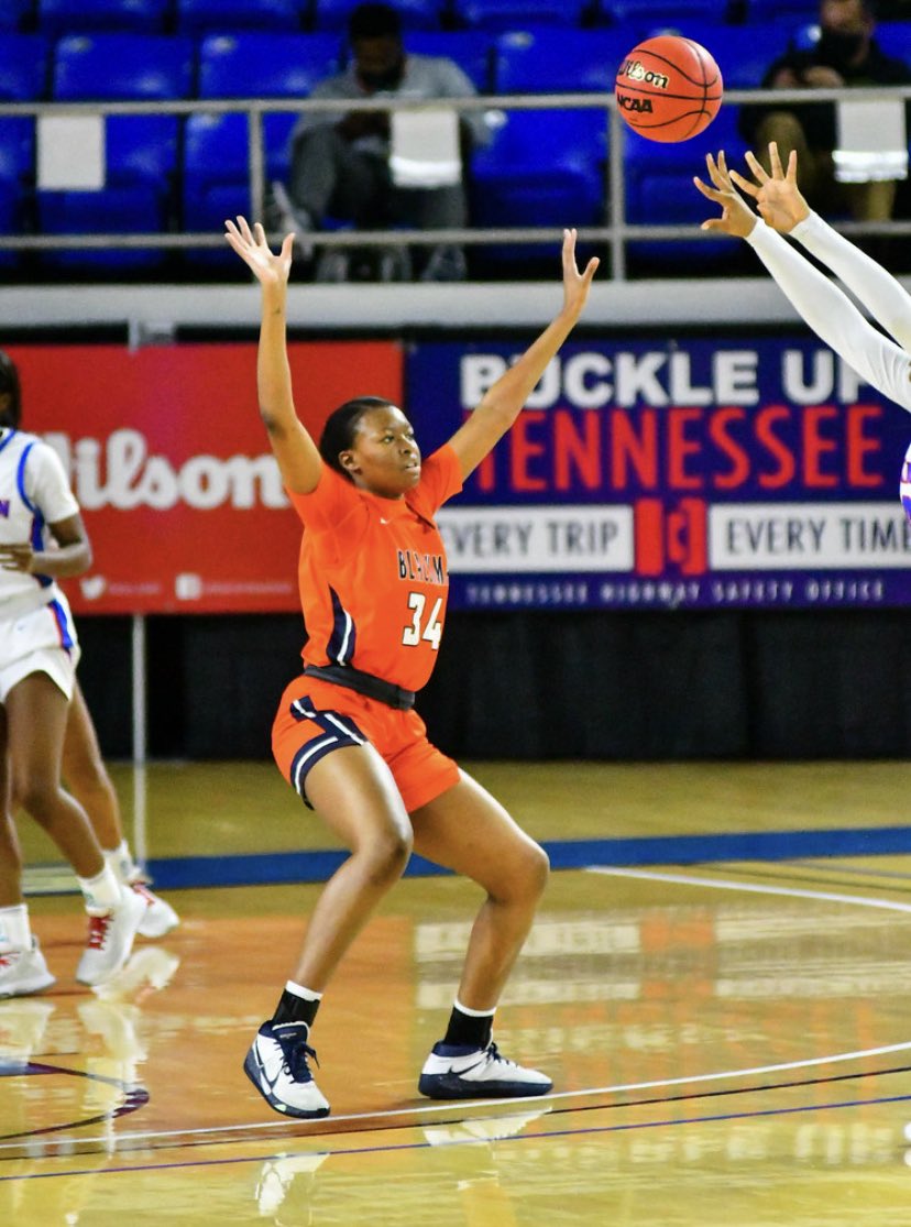 aaiyannadunbar's tweet photo. Can’t believe the season is over 💕! It’s been an absolute honor to play with these amazing young ladies. Glad that I was able to be apart of it all 🤝⛹🏾‍♀️. To my  Senior Sisters that fought through adversity and taught me so well in these past 7 months, I will miss you all 🤩!!!!! https://t.co/PjYeDAD9vk