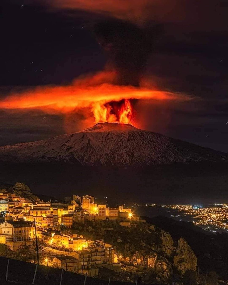 ImmaginiMondo's tweet photo. L'Etna visto da San Teodoro, Messina.

(21 Febbraio 2021) 

📸 Fernando Famiani. https://t.co/WHhJ4ozL6S