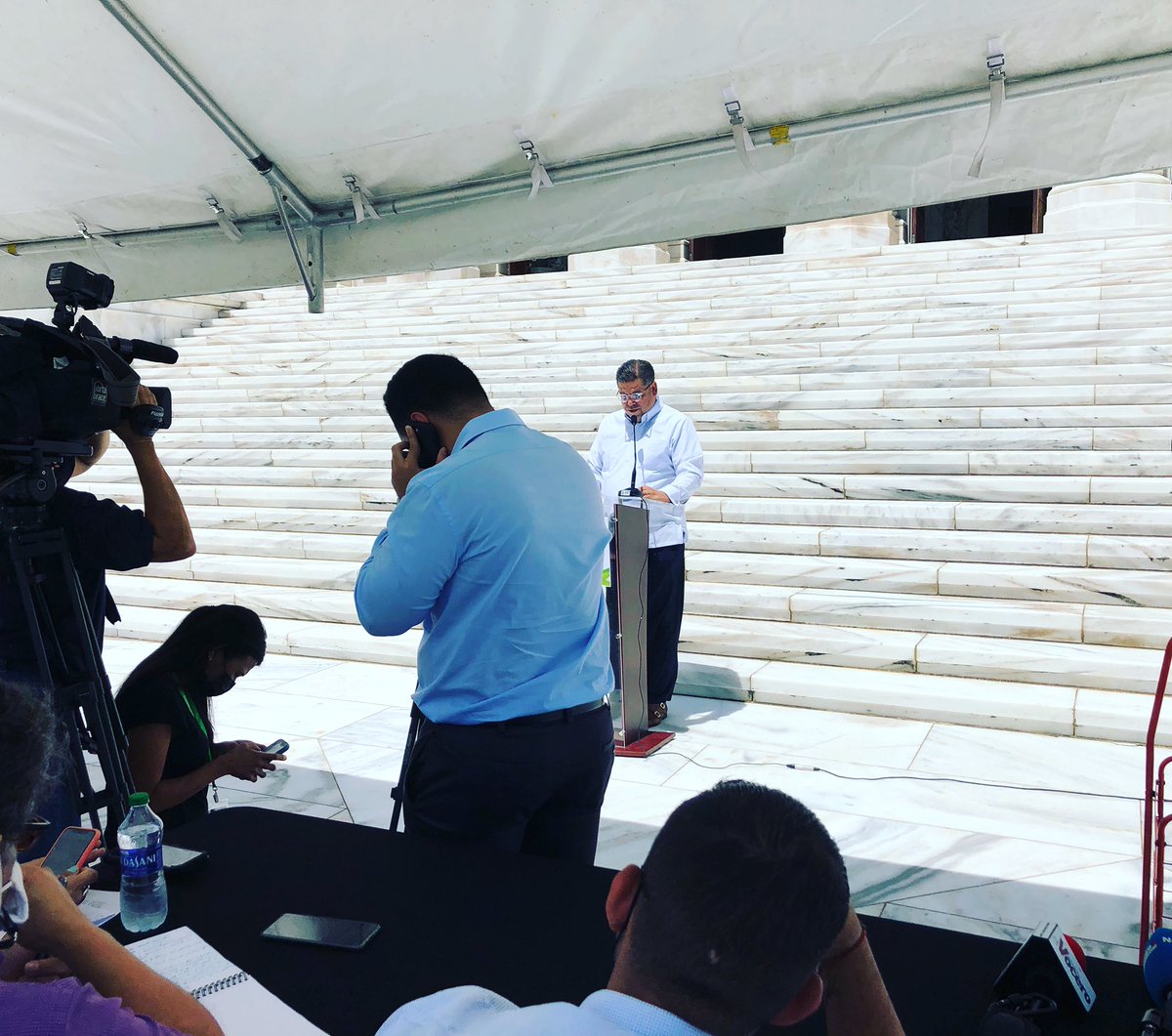 robertlzayas's tweet photo. Hoy toca trabajar. Conferencia de prensa anunciando la creación de la #Unidad de #Innovación de la @CamaraConPR https://t.co/joAtQWaGrp