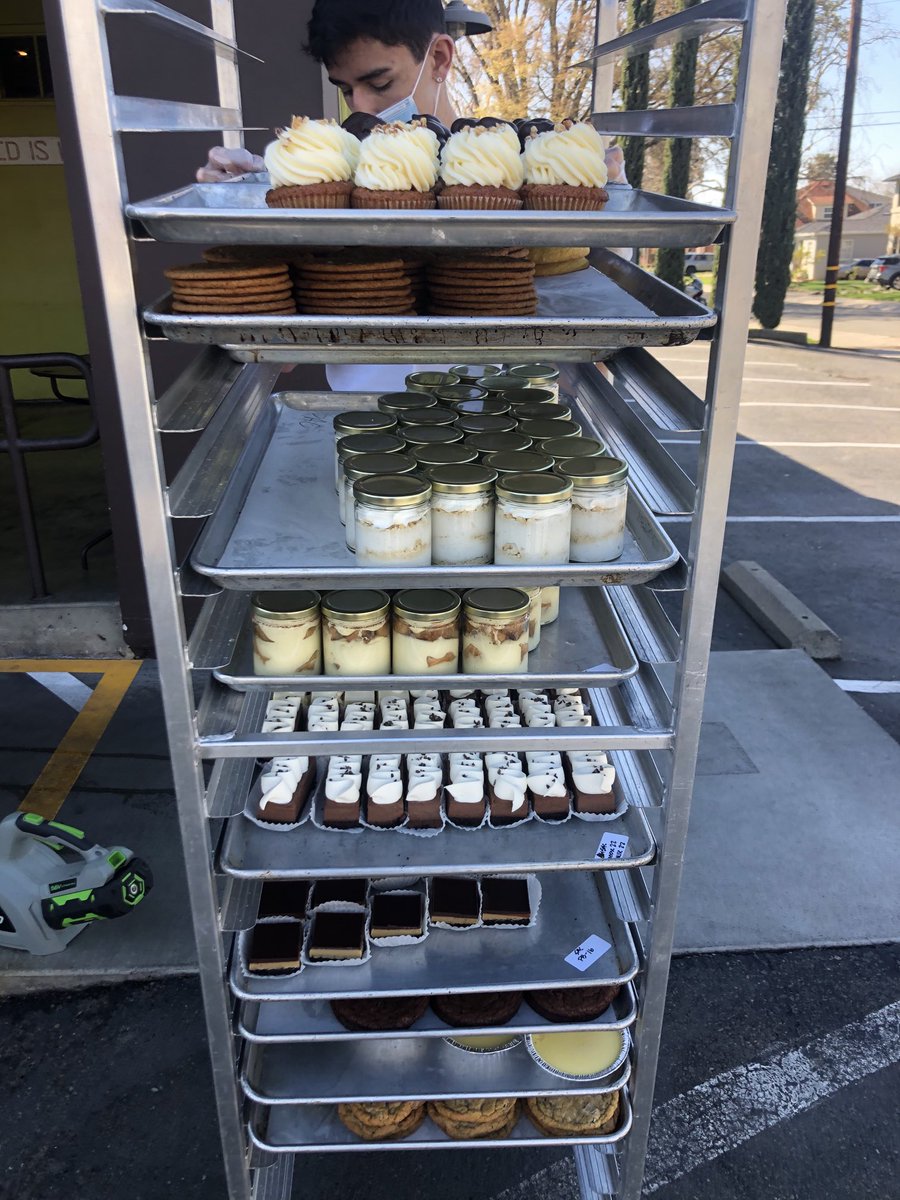 Happy Daylight Savings everyone......Selland’s on H is back open.....desserts have arrived🤙😷❤️