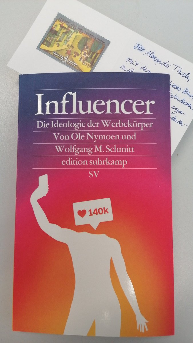 Versuche mich mal als mikro-Influencer ohne Aussicht auf Erfolg: Das neue Buch von <a href="/nymoen_ole/">Ole Nymoen</a> und <a href="/SchmittJunior/">Wolfgang M. Schmitt</a> ist nicht nur erhellend, sondern bringt einen auch immer wieder zum Schmunzeln. Rabattcode hab ich leider keinen, aber der Kauf lohnt sich auch so. 😊
<a href="/suhrkamp/">Suhrkamp Verlag</a>