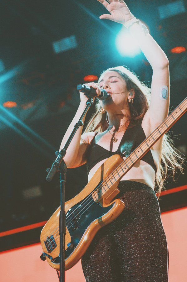 Happy birthday to the badass Este Haim, you are a truly icon and inspiration in music 