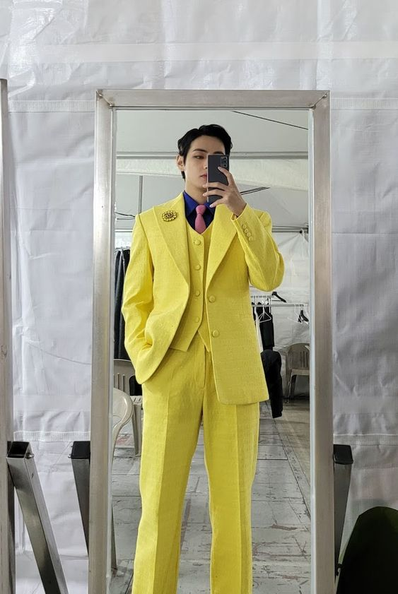 Misspeachinmida's tweet photo. No puedo dejar de pensar en el traje
con el que nos va a sorprender Kim Taehyung hoy 🔥🔥🔥
#LightItUpBTS #ARMYSupportBTS @BTS_twt https://t.co/oxuMbFHpgN