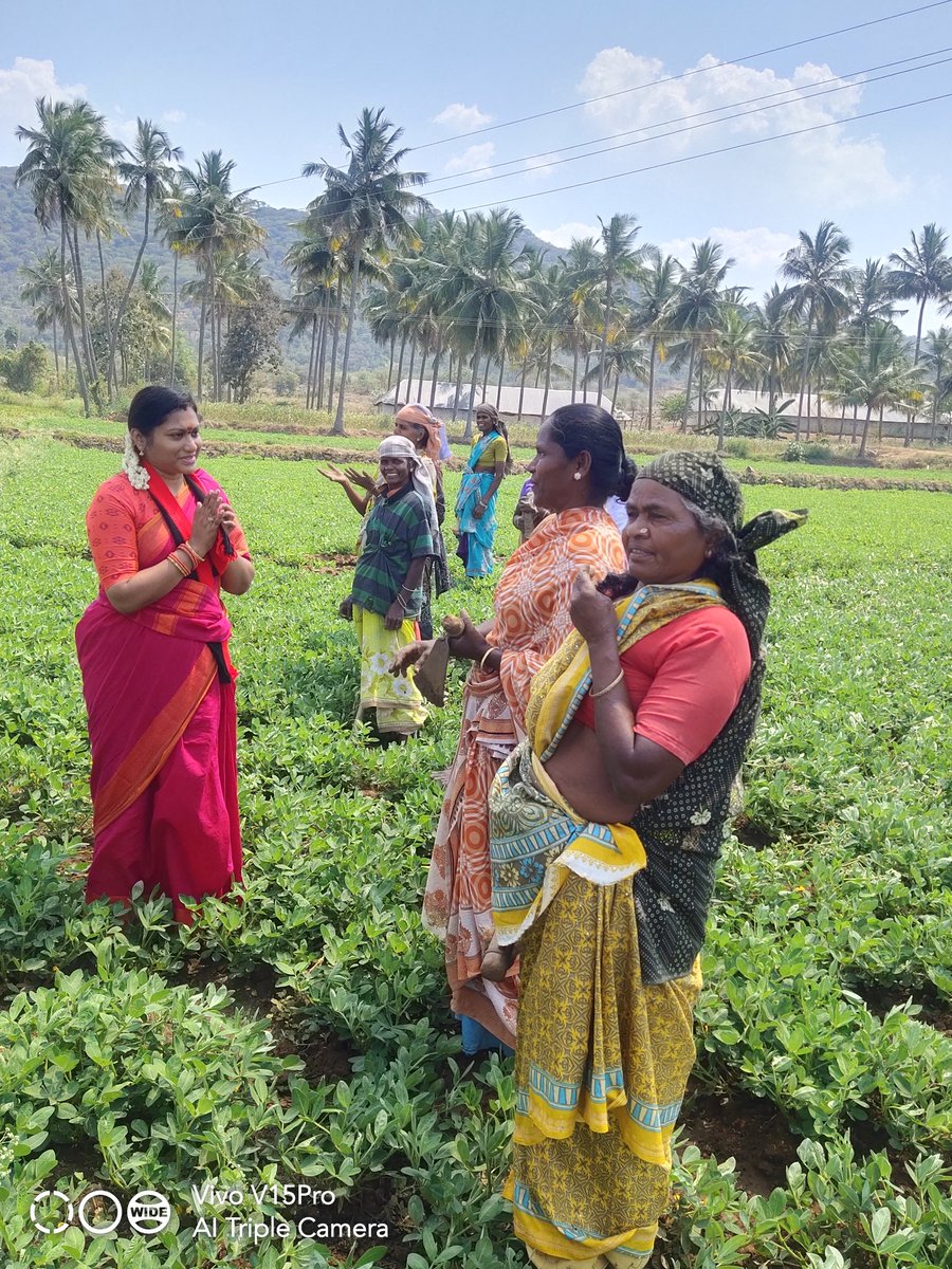 Rekhadharshini's tweet photo. கெங்கவல்லி தேர்தல் களத்தில் விவசாய மக்களின் ஆதரவை திரட்டிய போது...! 🖤❤️ https://t.co/1awDs6t7di